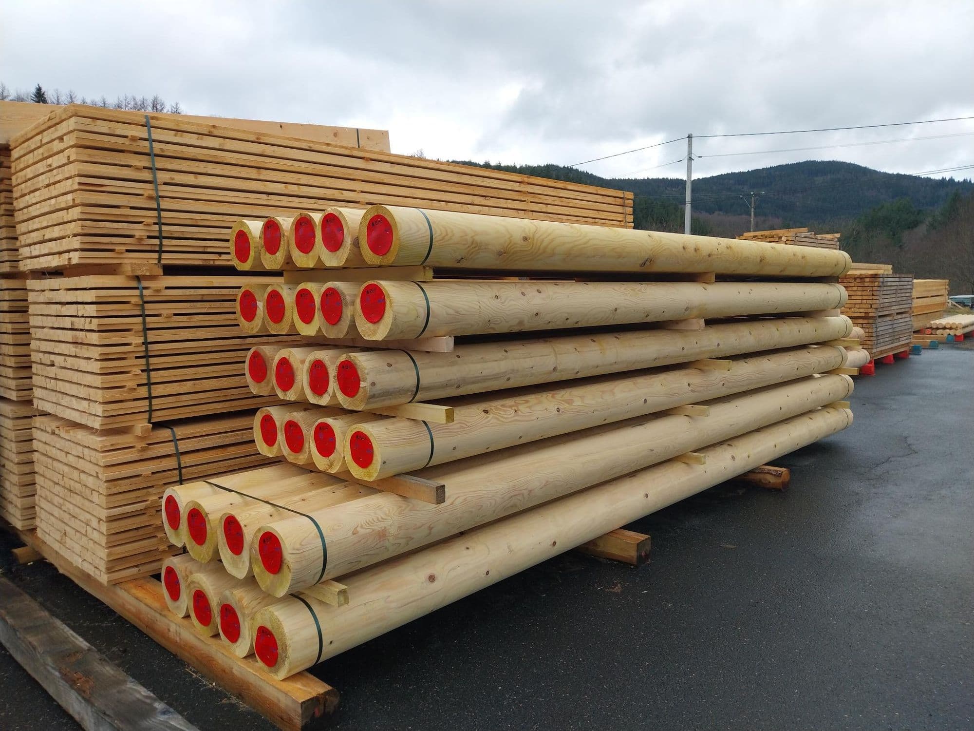 Commande de bois ronds fraisés aux extrémités marquées, prête à être enlevée