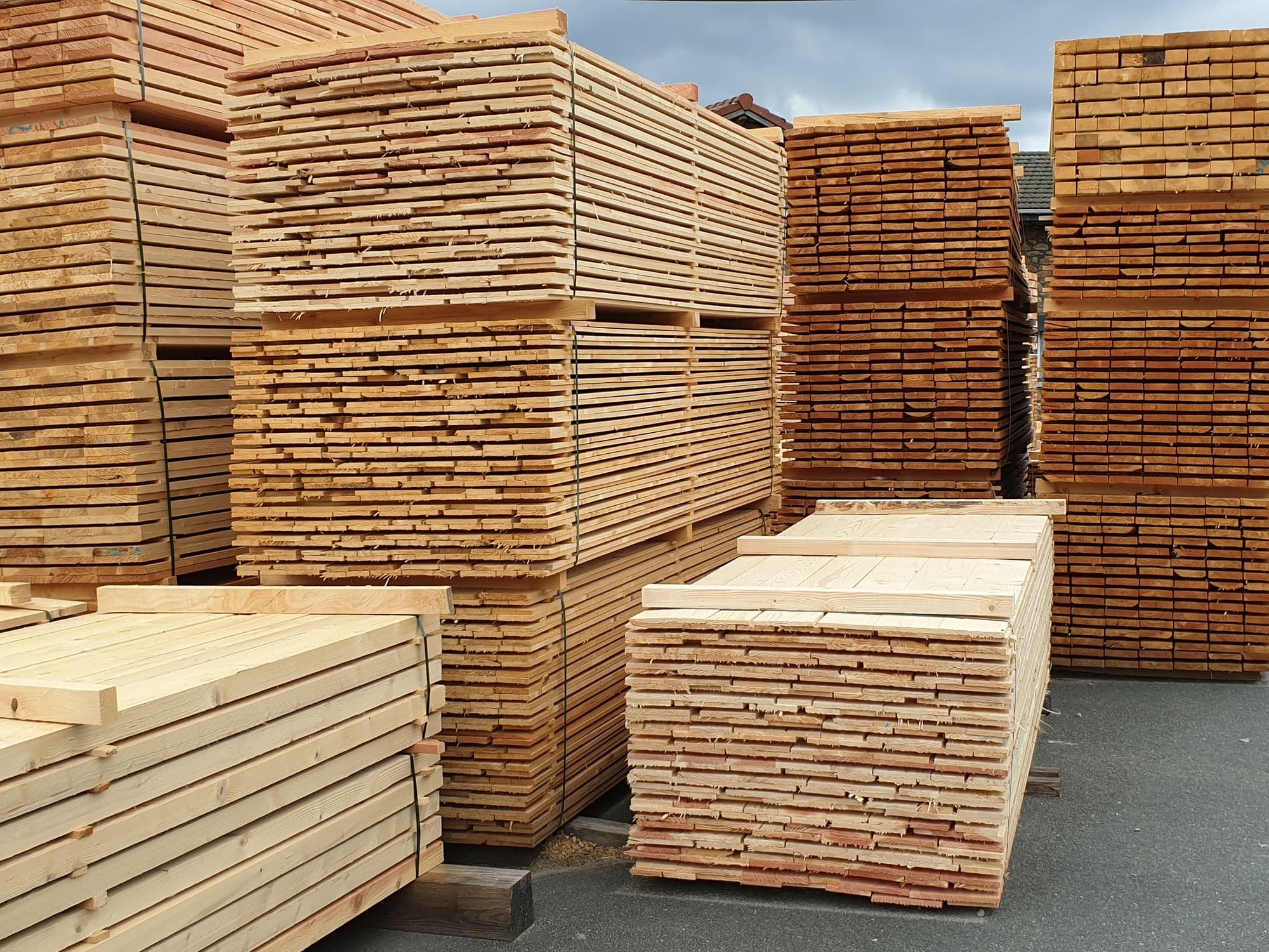 Piles de planches sciées sur le parc de la scierie