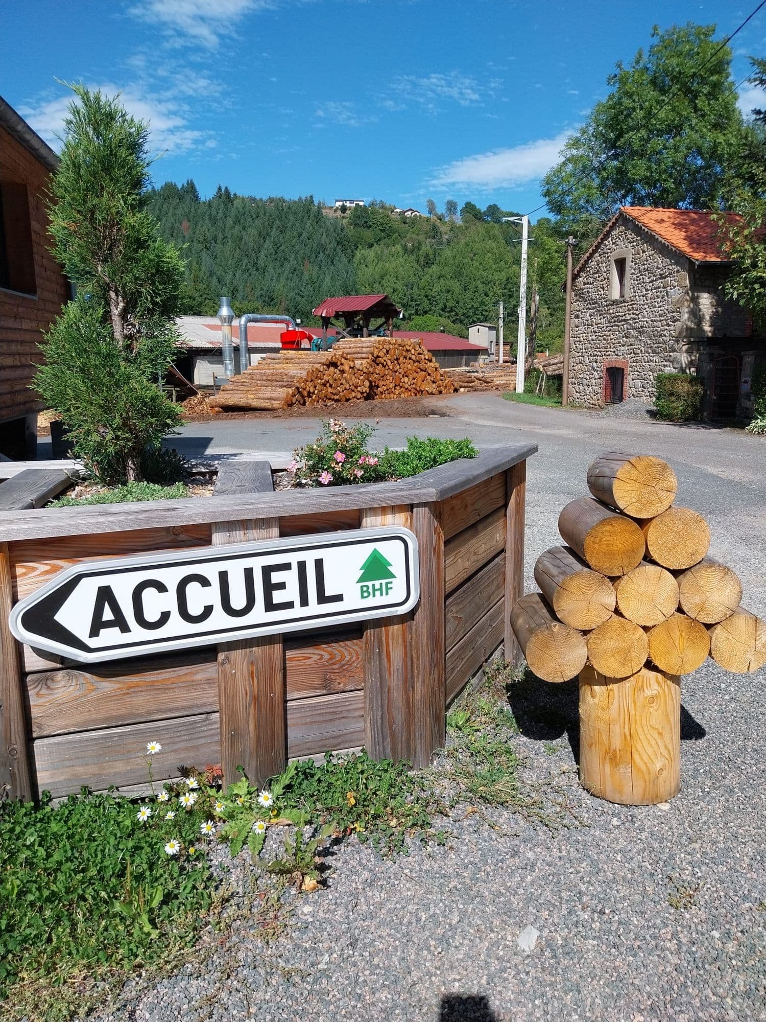 Panneau d'accueil de la scierie Bois du Haut Forez
